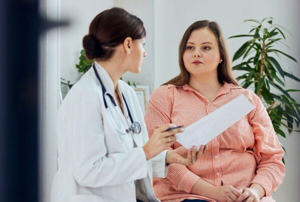 woman speaking with her bariatric surgeon in New Jersey