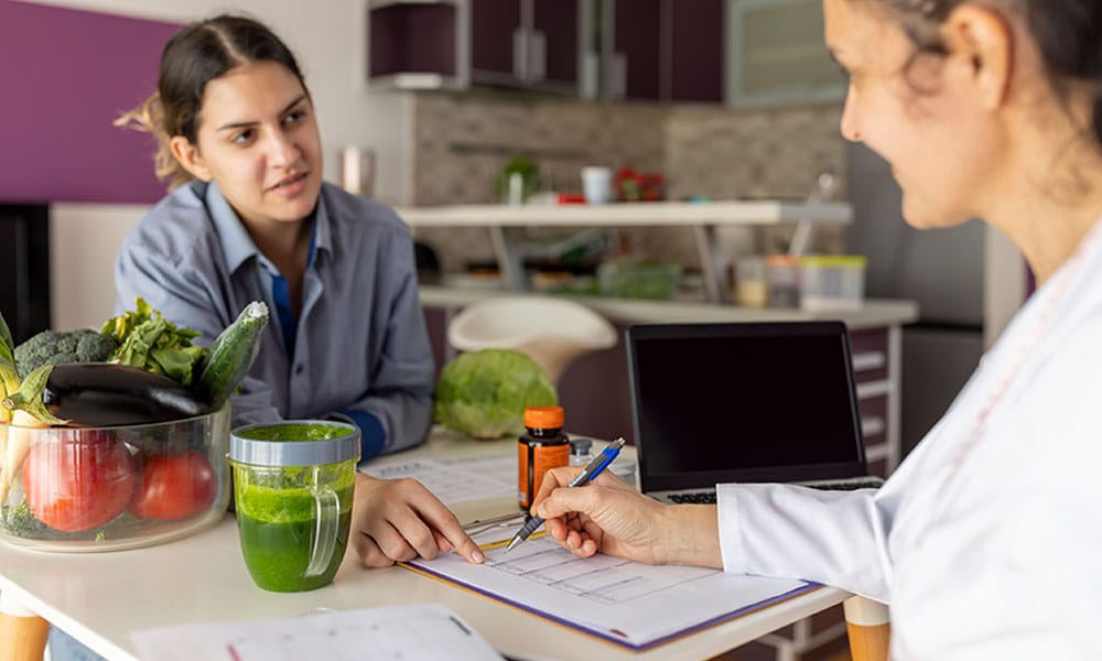 nutritionist meeting with her client in New Jersey for weight loss