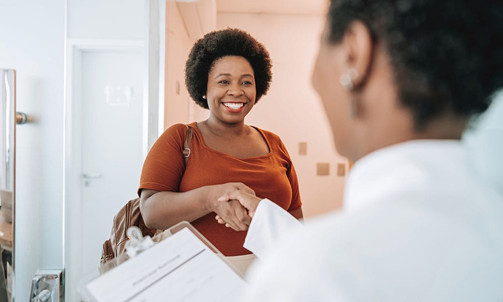 woman meeting with her bariatric surgery doctor in New Jersey